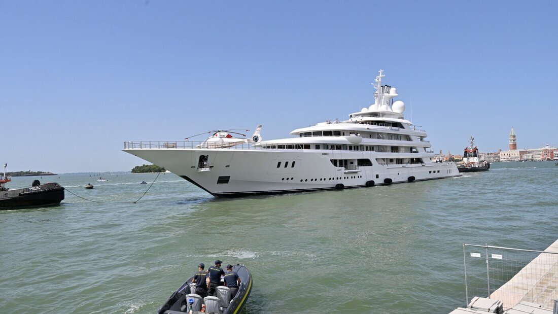 Die Superjacht «Boardwalk» des US-Botschafters in Italien, Tilman Fertitta, läuft in Venedig ein. Foto: Luigi Costantini/AP/dpa 20260718170532726.jpg