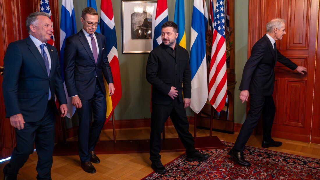 Der ukrainische Präsident Wolodymyr Selenskyj (M) steht neben dem norwegischen Ministerpräsidenten Jonas Gahr Støre (r), dem finnischen Präsidenten Alexander Stubb (2. von links) und dem US-Gesandten Steve Witkoff. Foto: Heiko Junge/Pool NTB/AP/dpa 20261020205028110.jpg