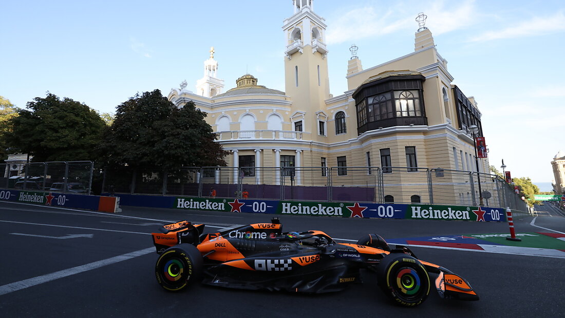 Oscar Piastri im orangefarbenen McLaren lässt sich auf dem Stadtkurs in Baku als Sieger feiern 20240915150702302.jpg