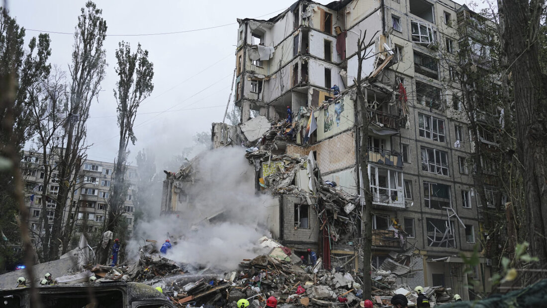 dpatopbilder - Rettungskräfte arbeiten in einem zerstörten Wohnhaus nach einem russischen Raketenangriff. Foto: Efrem Lukatsky/AP/dpa 20250731072353159.jpg