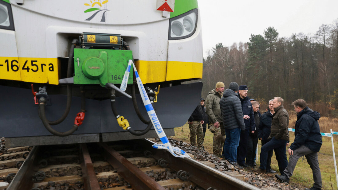 Polens Ministerpräsident Donald Tusk (2.v.r) besichtigt die durch Sabotage beschädigte Eisenbahnstrecke Mika in der Nähe von Deblin (Woiwodschaft Lublin). Foto: KPRM/AP/dpa 20251117124443716.jpg