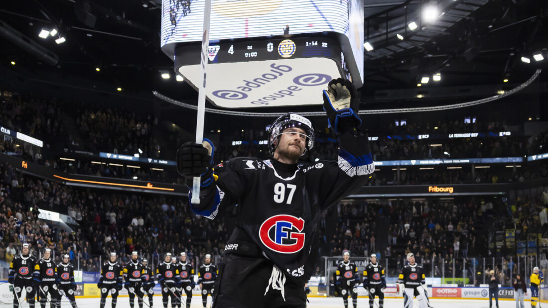 Nathan Marchon wird von den Gottéron-Fans gefeiert 20251207165329672.jpg