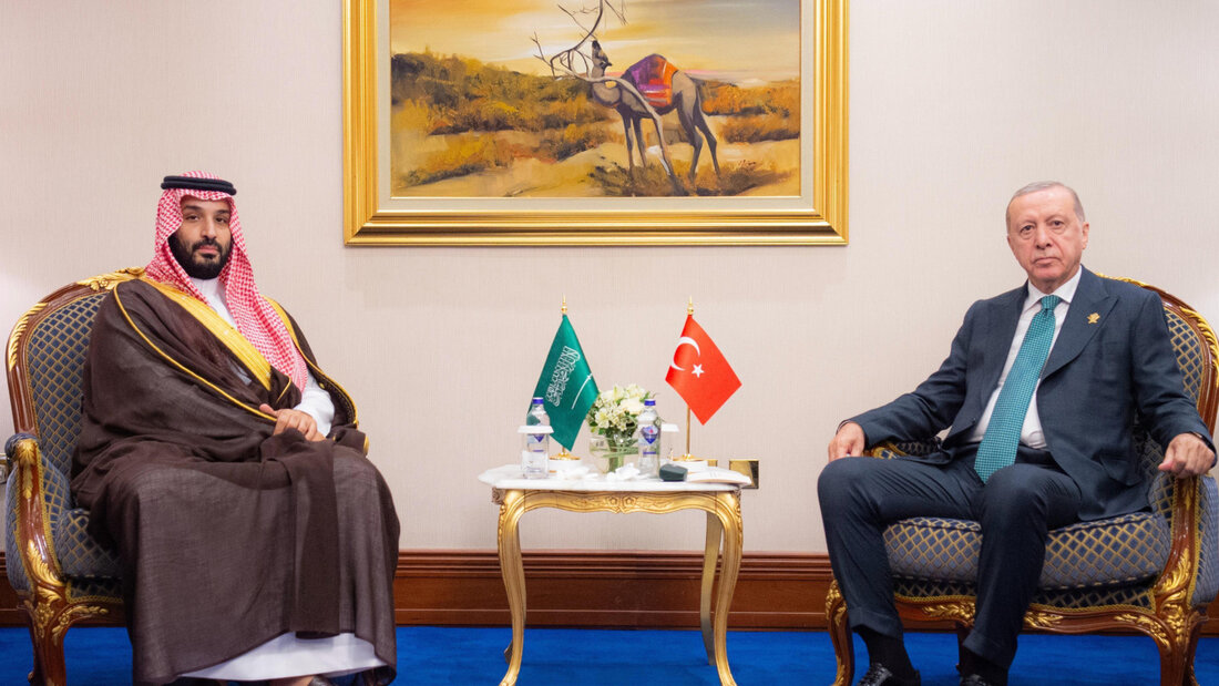 ARCHIV - Der saudische Kronprinz Mohammed bin Salman Al Saud (l) trifft sich mit dem türkischen Staatspräsidenten Recep Tayyip Erdogan im Vorfeld des arabisch-islamischen Krisengipfels, der nach dem israelischen Luftangriff auf Hamas-Führer in der vergangenen Woche stattfindet. Foto: -/SPA/dpa 20260807060031214.jpg