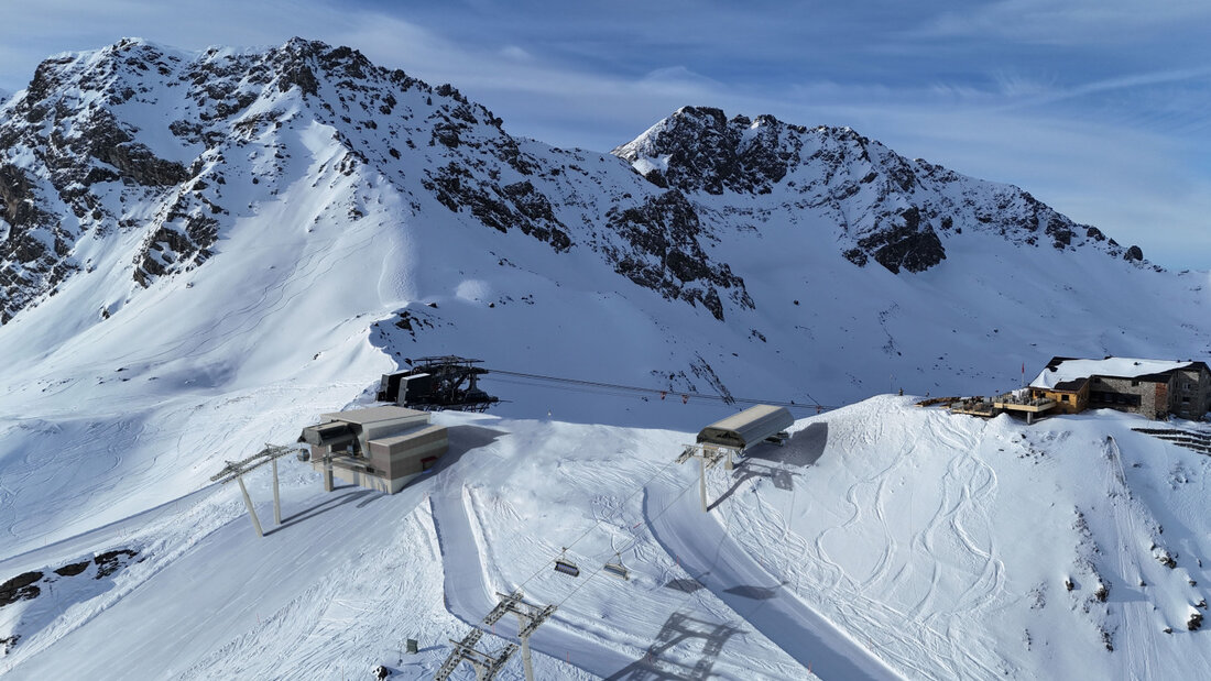 Eine Visualisierung der neuen Anlagen zeigt links die neue Bergstation der 10er-Gondelbahn und rechts die 8er-Sesselbahn. 20260813143022585.jpg