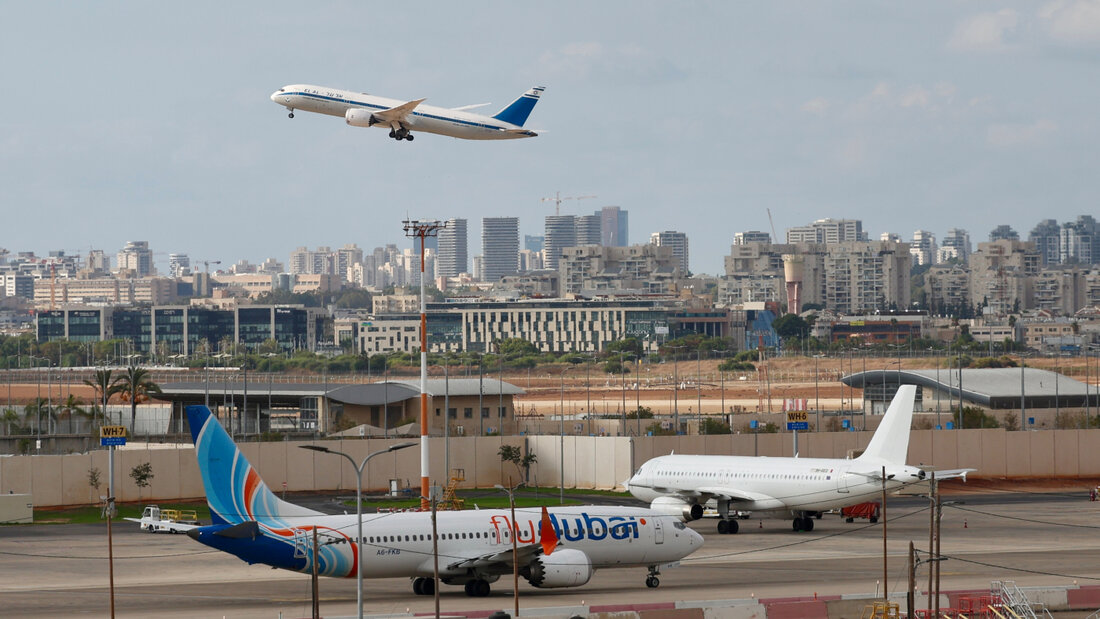 Ein Flugzeug der Fluggesellschaft Flydubai steht auf dem Vorfeld des internationalen Flughafens Ben Gurion. Nach dem gewaltsamen Vorfall auf einem Flug von Dubai nach Tel Aviv geht Israels Verteidigungsminister Katz von einem versuchten Terroranschlag aus. Foto: Jamal Awad/dpa 20260930164612093.jpg
