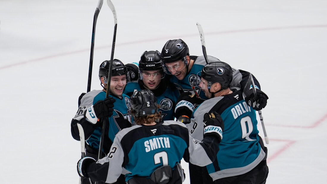 Die San Jose Sharks mit Philipp Kurashev (ganz links) bejubeln den Heimsieg gegen die Boston Bruins 20251124060156347.jpg