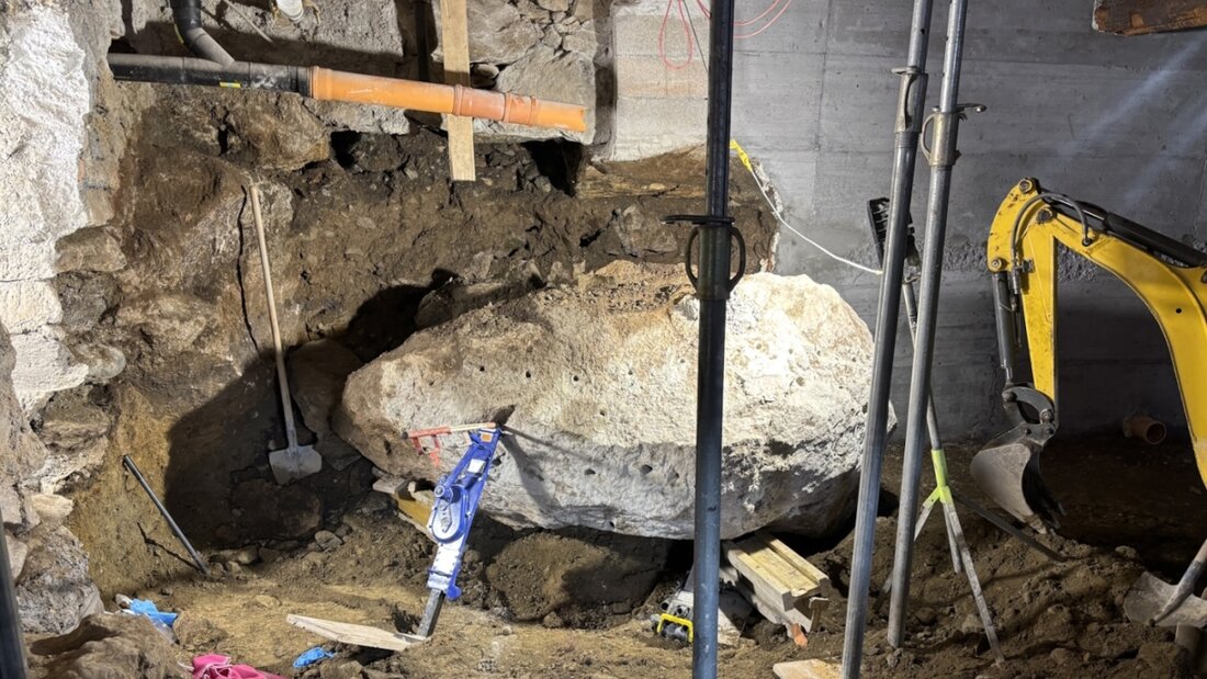 Dieser zwei Kubikmeter grosse Stein klemmte einen Arbeiter ein. Der 37-Jährige wurde dabei schwerst verletzt. 20260324142642089.jpg