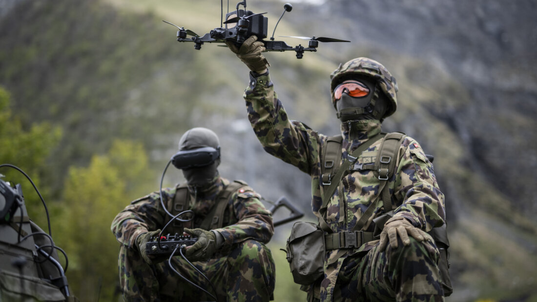 Soldaten posieren mit einer First-Person-View-Angriffsdrohne an einem Medienanlass der Schweizer Armee in Elm GL. 20260518165217691.jpg