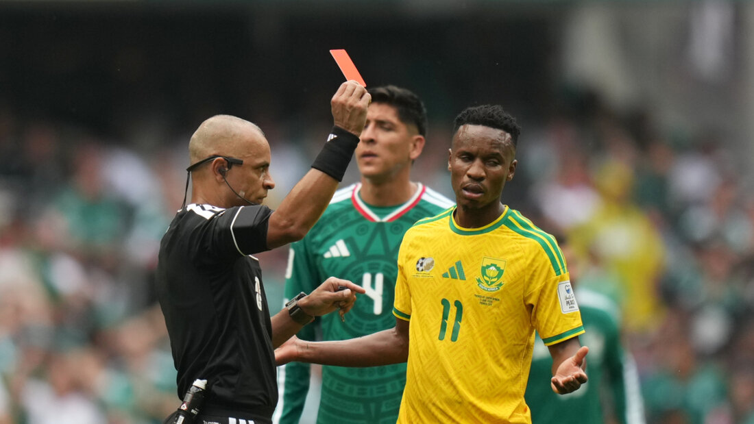 Schiedsrichter Wilton Pereira Sampaio zeigt Südafrikas Themba Zwane wegen einer Tätlichkeit die Rote Karte 20260612081826652.jpg