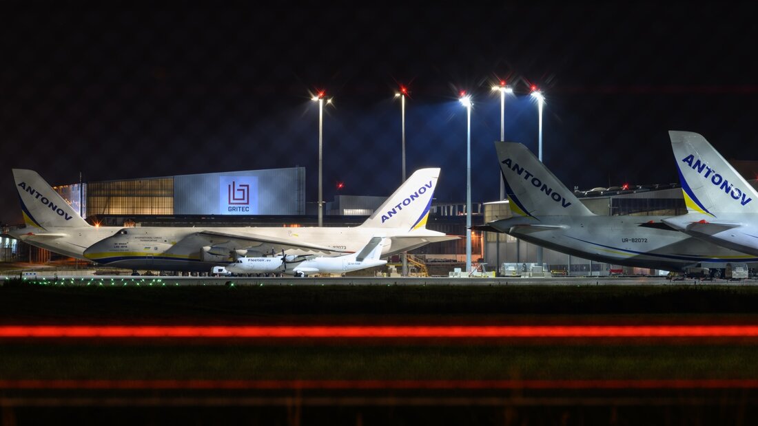 Ukrainische Frachtmaschinen vom Typ Antonow AN-124 parken am Flughafen Leipzig/Halle. Nach dem nächtlichen Drohnen-Vorfall am Flughafen Leipzig/Halle haben Spezialisten der Bundespolizei eine Drohne mit einer Sprengvorrichtung entschärft. Foto: Hendrik Schmidt/dpa 20260806013052331.jpg