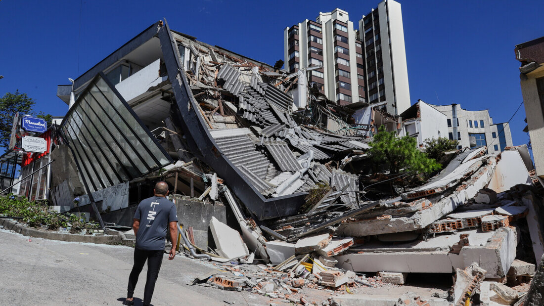 Ein Mann blickt auf ein eingestürztes Gebäude, nachdem ein Erdbeben die Stadt Manizales in Kolumbien erschüttert hatte. Foto: Dario Cardona/AP/dpa 20260811003233835.jpg