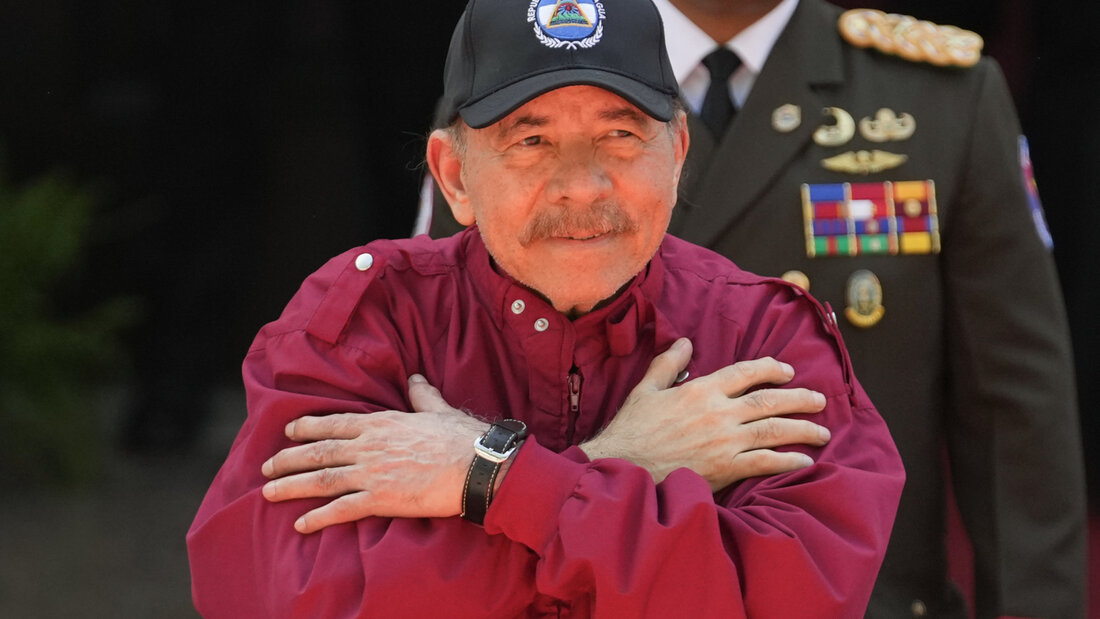 ARCHIV - Nicaraguas Präsident Daniel Ortega gestikuliert vor Regierungsanhängern, nachdem er an der Vereidigung des venezolanischen Präsidenten Maduro für eine dritte Amtszeit in der Nationalversammlung teilgenommen hatte. Foto: Matias Delacroix/AP/dpa/Archivbild 20260902063821543.jpg