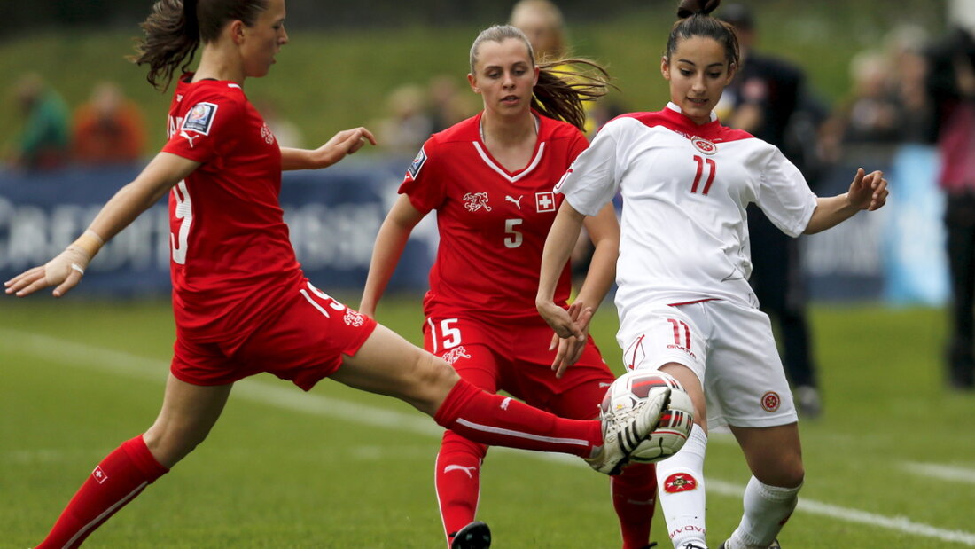 Noelle Maritz (Mitte) 2015 in einem WM-Qualifikationsspiel. Ein Trikot aus dieser Kampagne ist im Textilmuseum St. Gallen ausgestellt. (Archivbild) 20250704095558883.jpg