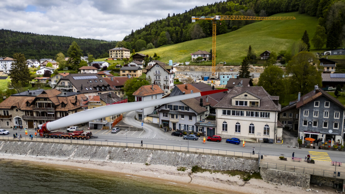 Ein nicht alltägliches Bild: ein Spezialtransport mit riesigen Rotorblättern für einen Windpark zieht im Waadtländer Jura die Blicke auf sich. 20260513155529033.jpg