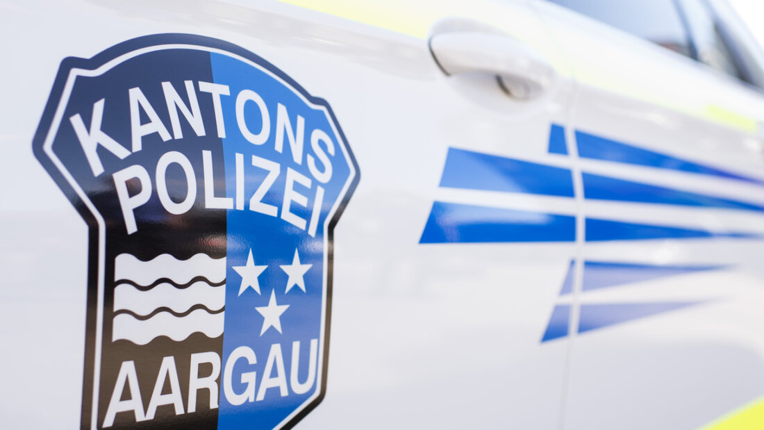 In einer Wohnsiedlung in Birr AG hat ein Mann seine Partnerin getötet. Den Notruf bei der Polizei hatte eines der anwesenden Kinder getätigt. (Symbolbild) 20260603185153736.jpg