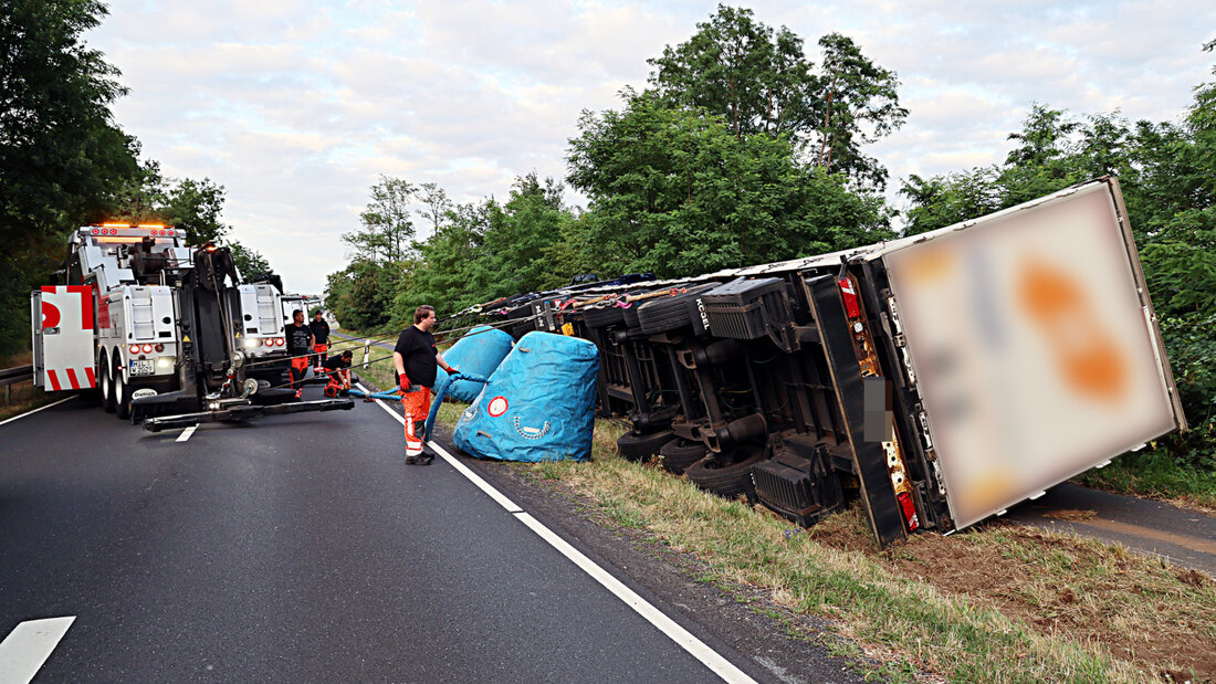 Der LKW-Fahrer blieb - abgesehen vom Bienenstich - beim Unfall unverletzt. 20260721002709813.jpg