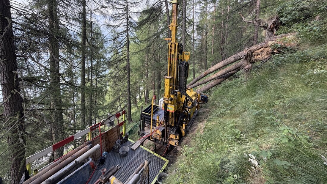 Am Maloja laufen die Vorarbeiten für einen neuen Tunnel. Mit 25 tiefen Bohrungen will der Kanton Graubünden herausfinden, ob und wie das Projekt realisierbar ist. 20260828085109088.jpg