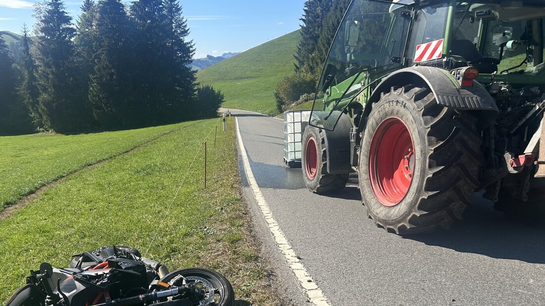 Der teils mit Wasser gefüllte Tank befand sich auf einem angebauten Frontlader und fiel auf die Strasse. 20261007092903470.jpg