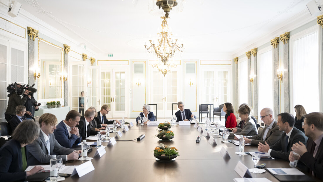 Am 11. November 2024 trafen sich die Teilnehmerinnen und Teilnehmer der Rundtischgespräche erstmals. Oben am Tisch Gesundheitsministerin Elisabeth-Baume Schneider sowie Lukas Engelberger, Präsident der Konferenz der kantonalen Gesundheitsdirektorinnen und -direktoren. (Archivbild) 20251027164141841.jpg
