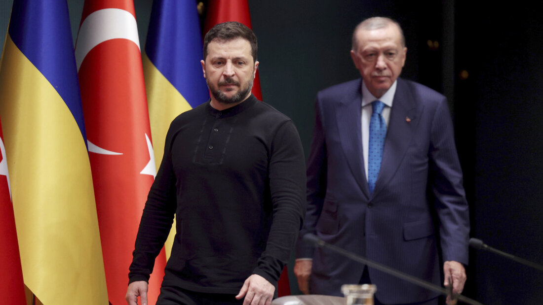 ARCHIV - Der türkische Präsident Recep Tayyip Erdogan (r) und der ukrainische Präsident Wolodymyr Selenskyj kommen in Ankara zu einer gemeinsamen Pressekonferenz. Foto: Yavuz Ozden/DIA Photo/dpa 20251119181141849.jpg