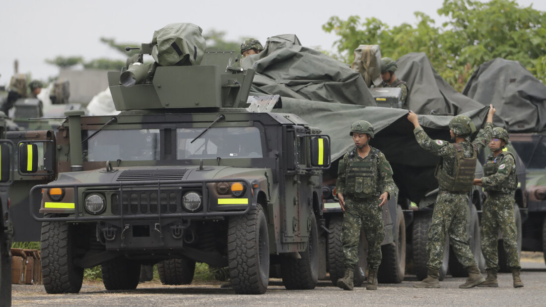ARCHIV - Soldaten bedecken einen M1167 HMMWV (High Mobility Multipurpose Wheeled Vehicle) Panzerabwehrraketenträger während einer Militärübung. Foto: Chiang Ying-ying/AP/dpa 20260622122511860.jpg