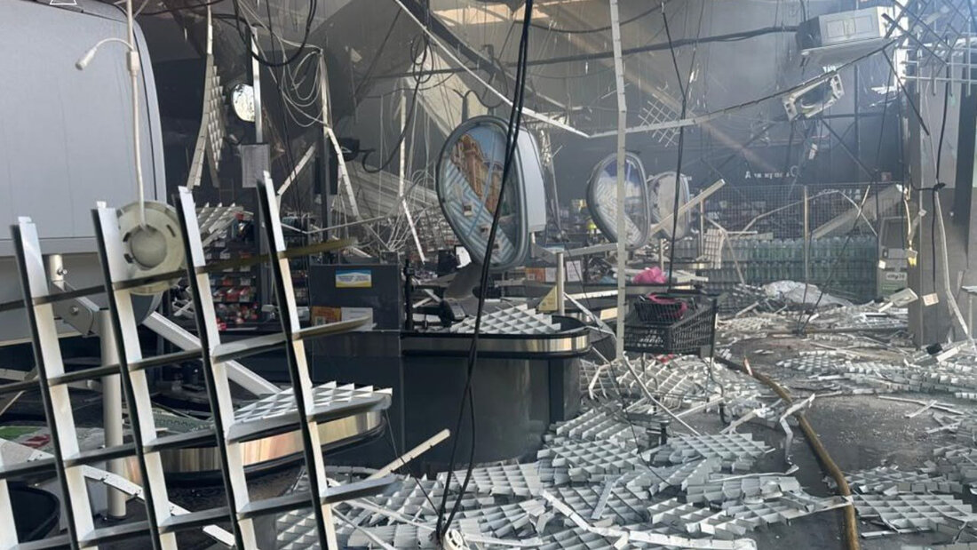 HANDOUT - Ein beschädigter Supermarkt nach russischen Drohnenangriffen in Tschernihiw. Foto: Uncredited/Ukrainian Emergency Service/AP/dpa - ACHTUNG: Nur zur redaktionellen Verwendung und nur mit vollständiger Nennung des vorstehenden Credits 20260726204632433.jpg