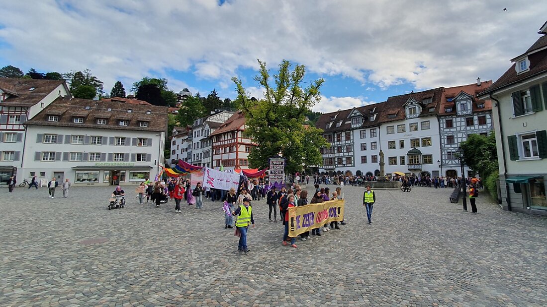 Gegen 1000 Personen liefen am Frauenstreik in St. Gallen durch die Innenstadt. 20240614193852126.jpg