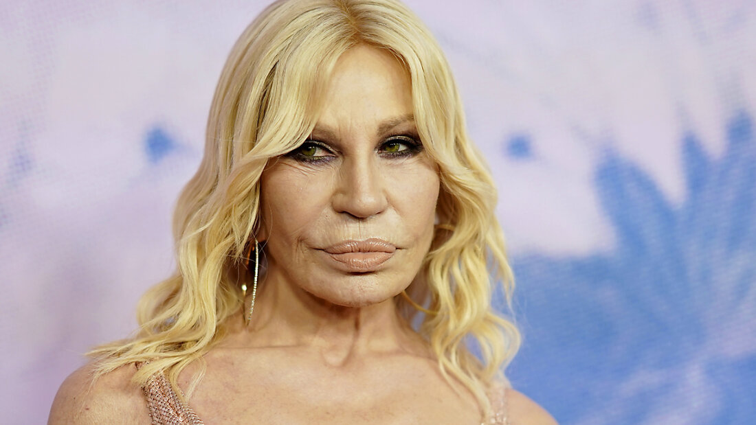 ARCHIV - Die italienische Modeschöpferin.Donatella Versace. Foto: Jordan Strauss/Invision/AP/dpa 20250313145154874.jpg