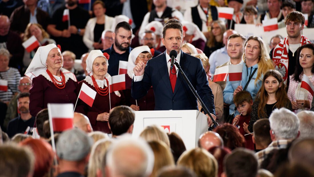 dpatopbilder - Der Warschauer Bürgermeister und Präsidentschaftskandidat Rafal Trzaskowski feiert die Ergebnisse in der Nacht der Präsidentschaftswahlen in Sandomierz. Foto: Aleksander Kalka/AP/dpa 20250519105531050.jpg