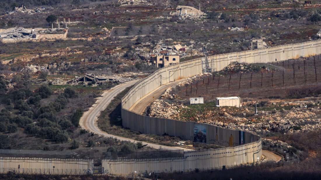 ARCHIV - Eine Mauer markiert die israelisch-libanesische Grenze in der Nähe des Dorfes Odaisseh im Südlibanon, aufgenommen im Norden von Israel. Foto: Ariel Schalit/AP/dpa 20250623184656907.jpg