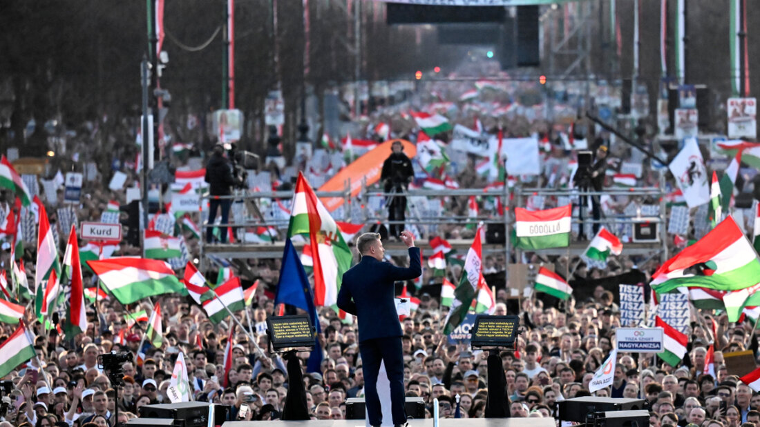 ARCHIV - Oppositionsführer Peter Magyar (M) spricht zu seinen Anhängern während einer Demonstration. Foto: Denes Erdos/AP/dpa (Archivbild) 20260404085135809.jpg