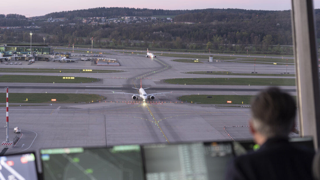 Technisches Problem bei der Skyguide: Heute Mittwoch können nur 35 Maschinen pro Stunde landen. Im Bild der Skyguide-Tower am Flughafen Zürich. (Archivbild) 20260527105035325.jpg