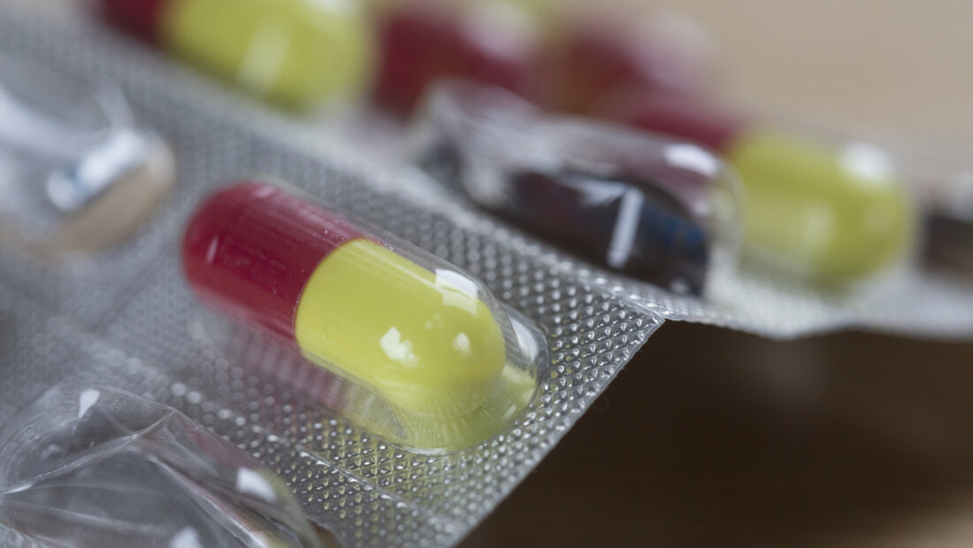 Erhalten Arztpraxen, Apotheken und Spitäler beim Einkauf von Medikamenten Vergünstigungen, müssen sie diese grundsätzlich an Krankenkassen und Versicherte weitergeben. Das geschieht aber nicht immer, wie die Eidgenössische Finanzkontrolle festgestellt hat. (Themenbild) 20260812150011299.jpg