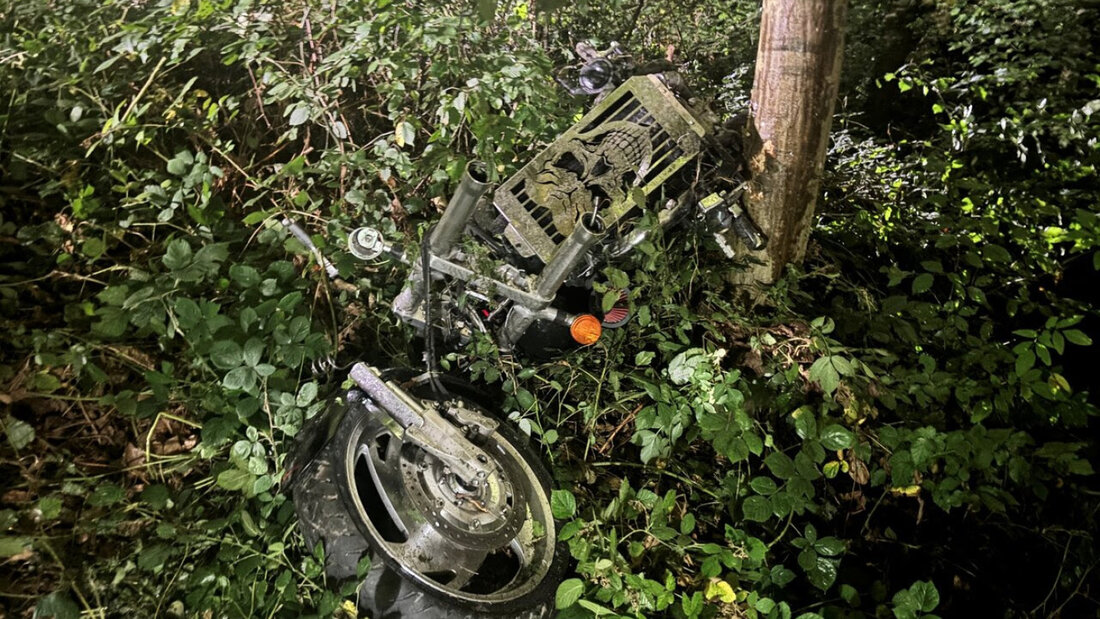 Eine private Bergungsfirma transportierte das totalbeschädigte Motorrad laut der Schaffhauser Polizei ab. 20260823040501538.jpg