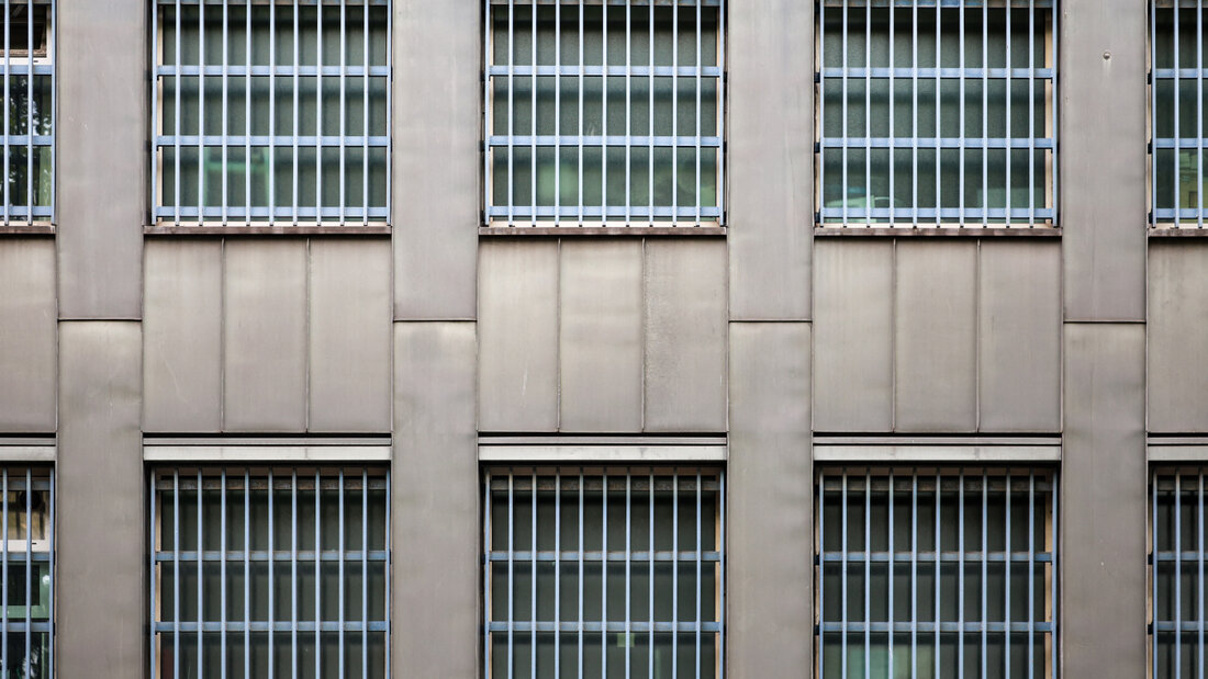 Vergitterte Fenster an der JVA Duisburg-Hamborn. Foto: Christoph Reichwein/dpa 20260830115700721.jpg