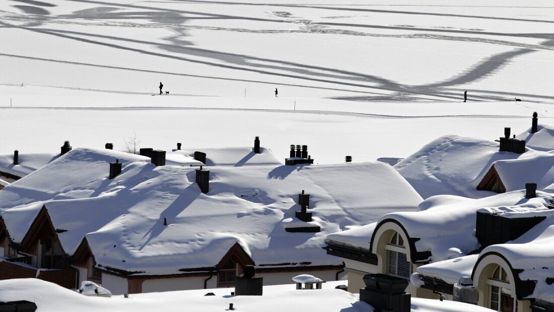 Liegt Schnee auf den Dächern, können Solaranlagen keinen Strom produzieren. (Archivbild) 20251203090954434.jpg