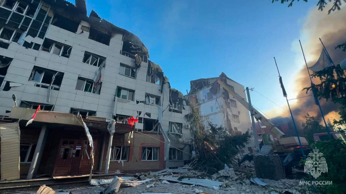 HANDOUT - Dieses Bild aus einem Video, das vom Telegramm-Kanal des russischen Katastrophenschutzministeriums am Freitag, den 22. Mai 2026, veröffentlicht wurde, zeigt ein von ukrainischen Drohnen beschädigtes Gebäude eines Studentenwohnheims in Starobilsk, Ukraine. Foto: Uncredited/Russian Emergency Ministry Press Service/AP/dpa 20260523104403959.jpg