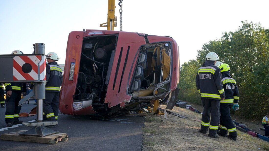 Rettungskräfte sind am Unfallort im Einsatz, nachdem ein Personenbus auf einer Autobahn zwischen Mezokeresztes und Mezonagymihaly von der Fahrbahn abgekommen und in einem Graben umgekippt war. Foto: Zoltan Mathe/MTI/AP/dpa 20260816093819361.jpg