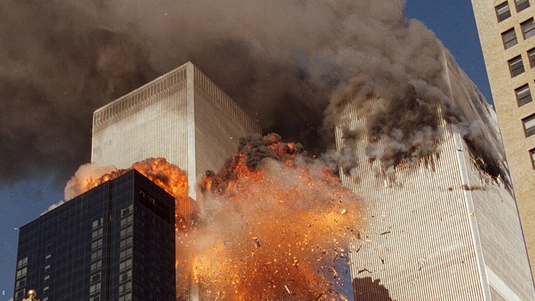 ARCHIV - Rauch und Flammen steigen aus dem World Trade Center in New York auf. Foto: Chao Soi Cheong/AP/dpa - ACHTUNG: Nur zur redaktionellen Verwendung und nur mit vollständiger Nennung des vorstehenden Credits 20260910173709611.jpg