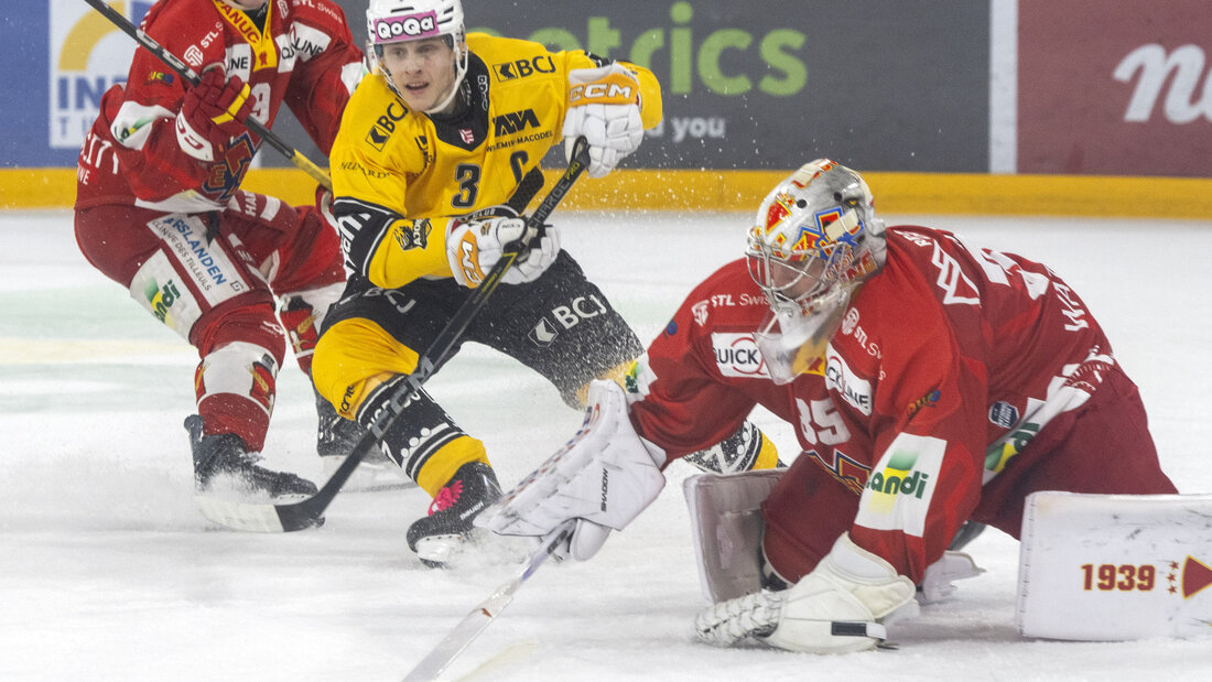 Auf verlorenem Posten: Biels Goalie Harri Säteri wehrt sich gegen Ajoies Anttoni Honka, muss aber nach klarem Rückstand früh vom Eis 20261016225445286.jpg