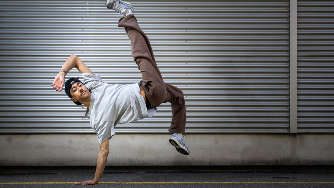 Zax (Zacharie Lamrani) ist der beste Schweizer Streetdancer. Für die kommende Woche in Zürich hofft er auf internationale Erfolge - erst bei den Battles der nationalen Champions im Schiffbau und dann am internationalen Finale im Hallenstdion. 20261019130024117.jpg