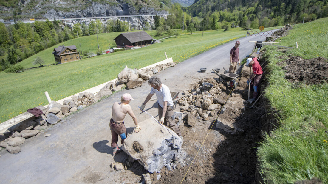 Zivis arbeiten am Bau einer Trockenmauer entlang einer Strasse im Muotathal SZ. (Archivbild) 20250915114744640.jpg