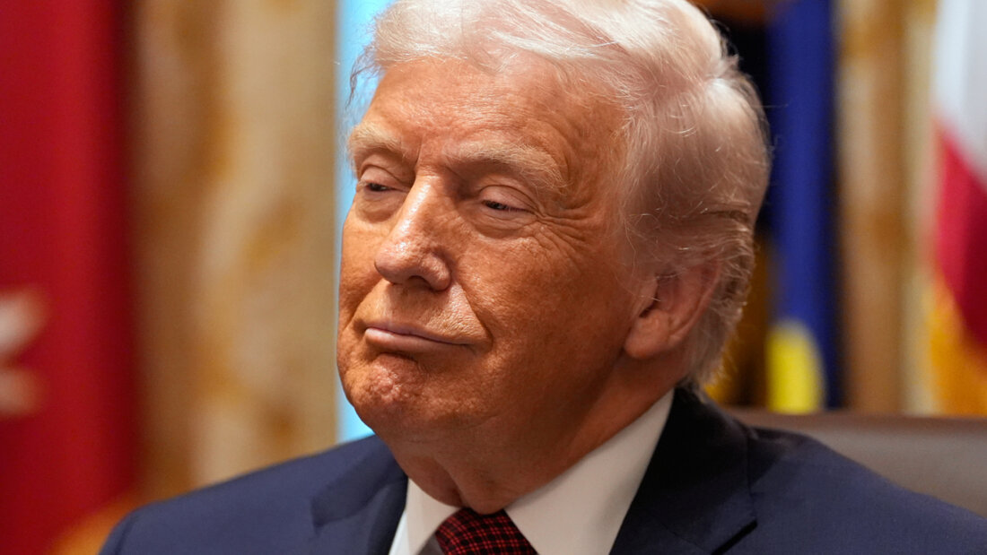 ARCHIV - US-Präsident Donald Trump reagiert im Kabinettssaal des Weißen Hauses. Foto: Alex Brandon/AP/dpa 20251216052633085.jpg