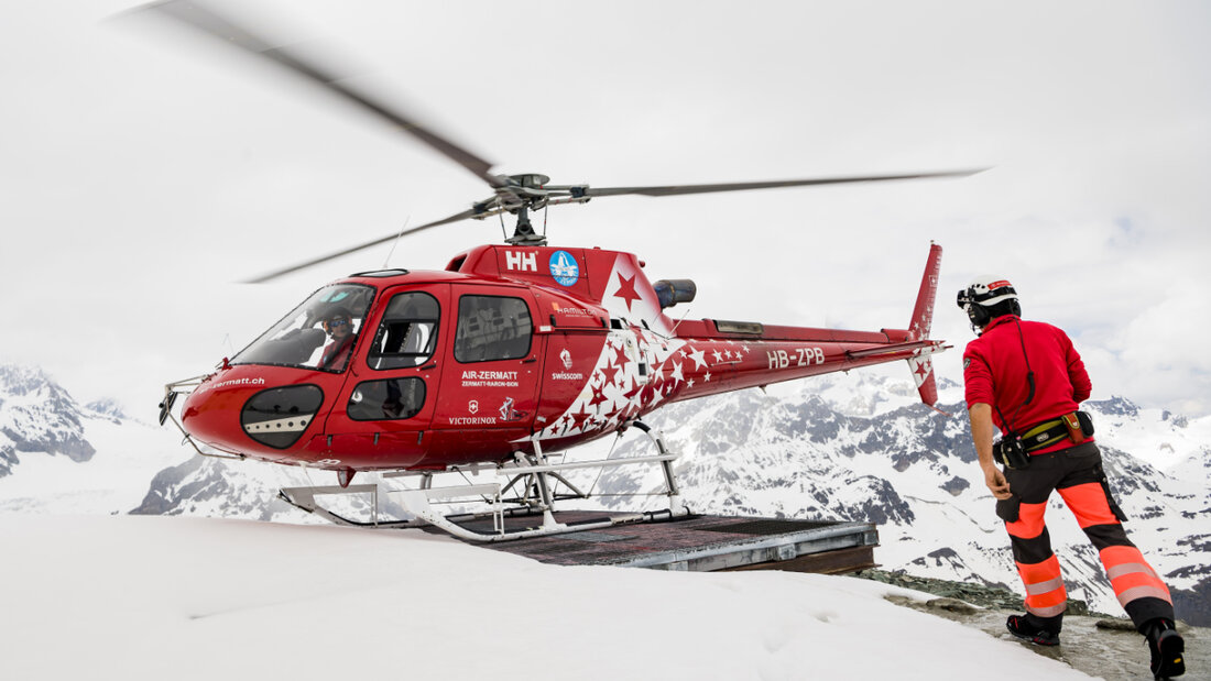 Mehr Flüge an Ostern als im Vorjahr: Ein Helikopter der Air Zermatt bei einem Rettungseinsatz. (Archivbild) 20260407121536673.jpg