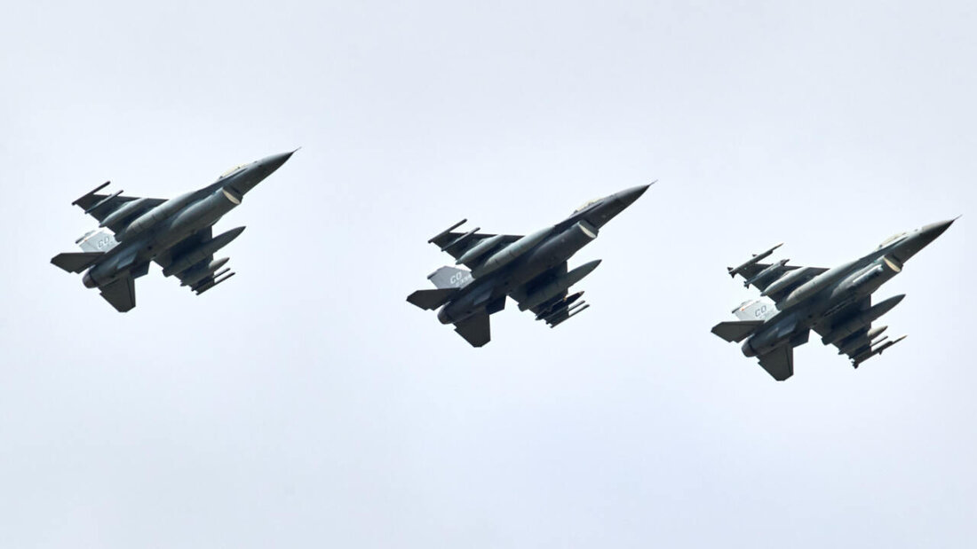 ARCHIV - Drei Kampfjets vom Typ F-16 aus den USA. Foto: Georg Wendt/dpa 20260527072842420.jpg