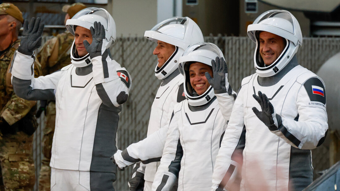 Die Astronauten Joshua Kutryk (l-r) aus Kanada, Pilot Luke Delaney, Kommandantin Jessica Watkins und der russische Kosmonaut Sergey Teteryatnikov verlassen das «Operations and Checkout Building» im Kennedy Space Center in Cape Canaveral. Foto: Terry Renna/AP/dpa 20261001185425899.jpg