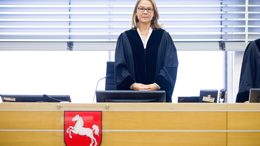ARCHIV - Richterin Antje Siegfried steht in einem Saal des Landgerichts Braunschweig. Foto: Moritz Frankenberg/dpa 20261006113836806.jpg