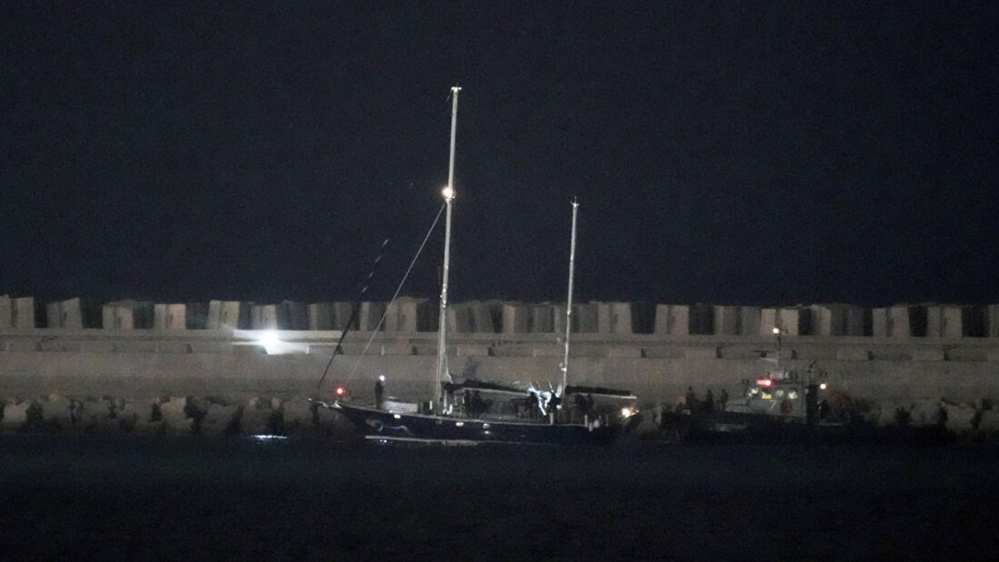 Das Segelschiff Madleen auf dem Weg nach Gaza macht sich unter Eskorte der israelischen Marine auf den Weg zum Hafen von Ashdod im Süden Israels. Foto: Leo Correa/AP/dpa 20250610051250391.jpg
