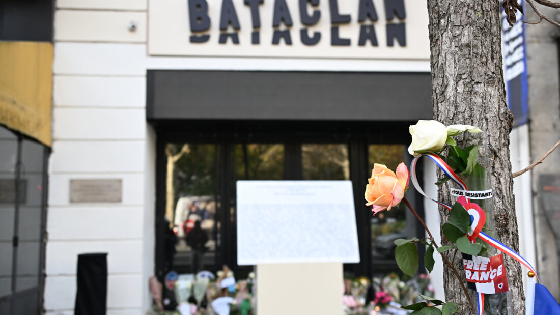 Blumen liegen vor dem Bataclan-Konzertsaal, während Paris den 10. Jahrestag der Terroranschläge begeht, bei denen 132 Menschen getötet und Hunderte verletzt wurden. Foto: Emma Da Silva/AP/dpa 20251113144043816.jpg