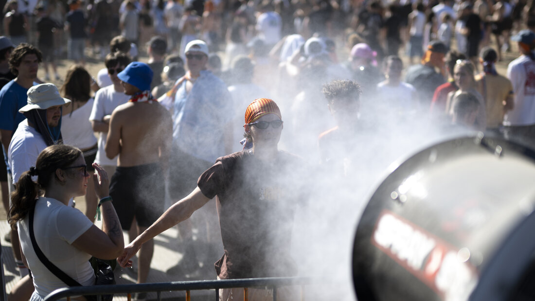 Wegen der hohen Temperaturen ergriff das Openair Frauenfeld zusätzliche Massnahmen zum Schutz der Besucherinnen und Besucher. So sorgten Schneekanonen den ganzen Tag über für willkommene Abkühlung. 20260712152124072.jpg